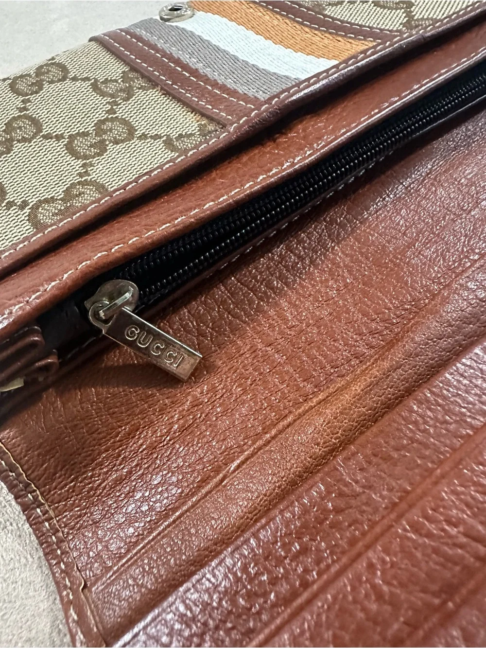 Gucci signature gg